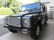 ランドローバー ディフェンダー 110SW 2.2Tdci XS 半革 純正Boostホイール 7人乗り AT換装済 Nox/Pm適合 3ナンバー登録 アルカンターラルーフライニング ランプガード チェッカープレート 前後マッドフラップ XSサイドランナー 背面タイヤ 並行輸入車 右ハンドル 記録簿付の中古車