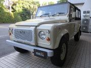 ランドローバー ディフェンダー 110SOFTTOP 2.2Tdci 全席本革シート張替 Marshallスピーカー 新品ウッドステアリング 同色スチールホイール ソフトトップ  稀少10人乗り MT車 Nox/Pm適合 3ナンバー登録 ヘリテイジカスタム  SAFTY DEVICE社製ロールゲージ マッドフラップ スイングリアキャリア 並行輸入車 右ハンドル 記録簿付の中古車