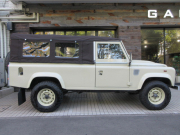 ランドローバー ディフェンダー 110SOFTTOP 2.2Tdci 全席本革シート張替 Marshallスピーカー 新品ウッドステアリング 同色スチールホイール ソフトトップ  稀少10人乗り MT車 Nox/Pm適合 3ナンバー登録 ヘリテイジカスタム  SAFTY DEVICE社製ロールゲージ マッドフラップ スイングリアキャリア 並行輸入車 右ハンドル 記録簿付の中古車