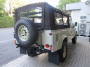 ランドローバー ディフェンダー 110SOFTTOP 2.2Tdci 全席本革シート張替 Marshallスピーカー 新品ウッドステアリング 同色スチールホイール ソフトトップ  稀少10人乗り MT車 Nox/Pm適合 3ナンバー登録 ヘリテイジカスタム  SAFTY DEVICE社製ロールゲージ マッドフラップ スイングリアキャリア 並行輸入車 右ハンドル 記録簿付の中古車
