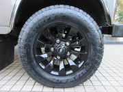 ランドローバー ディフェンダー 110SW 2.4Tdci XS 半革 新品Sawtoothアルミホイール 新品タイヤ Nox/Pm適合 3ナンバー コンビニエンスパック フロアカーペット クリアレンズ 前後マッドフラップ XSサイドランナー 背面タイヤ 新車並行車 右ハンドル 記録簿付の中古車