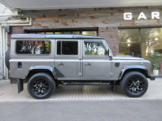 ランドローバー ディフェンダー 110SW 2.4Tdci XS 半革 新品Sawtoothアルミホイール 新品タイヤ Nox/Pm適合 3ナンバー コンビニエンスパック フロアカーペット クリアレンズ 前後マッドフラップ XSサイドランナー 背面タイヤ 新車並行車 右ハンドル 記録簿付の中古車