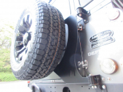 ランドローバー ディフェンダー 110SW 2.4Tdci XS 半革 新品Sawtoothアルミホイール 新品タイヤ Nox/Pm適合 3ナンバー コンビニエンスパック フロアカーペット クリアレンズ 前後マッドフラップ XSサイドランナー 背面タイヤ 新車並行車 右ハンドル 記録簿付の中古車