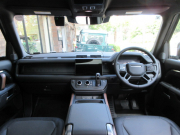 ランドローバー ディフェンダー 110 MHEV D300 XダイナミックHSE 本革 パノラマSR 純正11.4Pivi Proナビ 純正22グロスブラックAWエアサスペンションパック 新車保証継承可能 ワンオーナー車 禁煙車 正規ディーラー車 右ハンドル 記録簿付の中古車