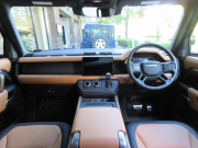 ランドローバー ディフェンダー 110 MHEV D300 XダイナミックHSE 本革 SR 純正11.4インチPIVI PRO ナビ 純正20アルミ エアサスペンションパック マトリックスLEDヘッドライト エクステンデドレザーアップグレード サイドステップ 新車保証継承可 ワンオーナー車 正規ディーラー車 右ハンドル 記録簿付の中古車