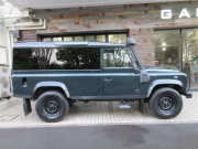 ランドローバー ディフェンダー 110 2.2Tdci パノラミックウィンドウカスタム 新品ブラックWolfstyleスチールホイール＆新品タイヤ 10人乗り Nox/Pm適合 3ナンバー シュノーケル LEDレンズ チェッカープレート 前後ランプガード Fレカロシート モトリタステアリング 並行輸入車 右ハンドル 記録簿付の中古車