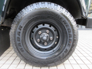ランドローバー ディフェンダー 110 2.2Tdci パノラミックウィンドウカスタム 新品ブラックWolfstyleスチールホイール＆新品タイヤ 10人乗り Nox/Pm適合 3ナンバー シュノーケル LEDレンズ チェッカープレート 前後ランプガード Fレカロシート モトリタステアリング 並行輸入車 右ハンドル 記録簿付の中古車