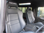 ランドローバー ディフェンダー 110 2.2Tdci パノラミックウィンドウカスタム 新品ブラックWolfstyleスチールホイール＆新品タイヤ 10人乗り Nox/Pm適合 3ナンバー シュノーケル LEDレンズ チェッカープレート 前後ランプガード Fレカロシート モトリタステアリング 並行輸入車 右ハンドル 記録簿付の中古車
