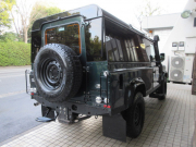 ランドローバー ディフェンダー 110 2.2Tdci パノラミックウィンドウカスタム 新品ブラックWolfstyleスチールホイール＆新品タイヤ 10人乗り Nox/Pm適合 3ナンバー シュノーケル LEDレンズ チェッカープレート 前後ランプガード Fレカロシート モトリタステアリング 並行輸入車 右ハンドル 記録簿付の中古車