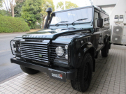 ランドローバー ディフェンダー 110 2.2Tdci パノラミックウィンドウカスタム 新品ブラックWolfstyleスチールホイール＆新品タイヤ 10人乗り Nox/Pm適合 3ナンバー シュノーケル LEDレンズ チェッカープレート 前後ランプガード Fレカロシート モトリタステアリング 並行輸入車 右ハンドル 記録簿付の中古車