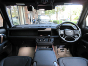 ランドローバー ディフェンダー 110 X MHEV D300 本革 パノラマSR 純正ナビ 純正22AW 11.4モニター フルTFTメーター コールドクライメイトパック マトリックスLEDヘッドライト デジタルミラー ワイドオーバーフェンダー サイドステップ エアサスペンション アクティビティキー 新車保証継承可 正規ディーラー車 右ハンドル 記録簿付の中古車