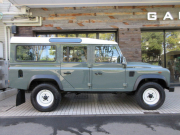 ランドローバー ディフェンダー 110SW 2.2Tdci ホワイトスチールホイール 7人乗り AT換装済 Nox/Pm適合 3ナンバー ホワイトルーフ ウイングチェッカープレート 背面タイヤ 並行輸入車 右ハンドル 記録簿付の中古車