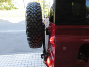 ランドローバー ディフェンダー 110UW 2.2Tdci XS 半革 新品Sawtoothホイール＆MTタイヤ パノラミックウインドウカスタム 5人乗り Nox/Pm適合 3ナンバー ブラックパック KBX製フロントグリル＆ダクトカバー LEDバンパー ステンレスボルト クリアレンズ 前後マッドフラップ XSサイドランナー スイングキャリア 背面タイヤ 並行輸入車 右ハンドル 記録簿付の中古車