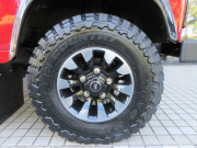 ランドローバー ディフェンダー 110UW 2.2Tdci XS 半革 新品Sawtoothホイール＆MTタイヤ パノラミックウインドウカスタム 5人乗り Nox/Pm適合 3ナンバー ブラックパック KBX製フロントグリル＆ダクトカバー LEDバンパー ステンレスボルト クリアレンズ 前後マッドフラップ XSサイドランナー スイングキャリア 背面タイヤ 並行輸入車 右ハンドル 記録簿付の中古車