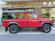ランドローバー ディフェンダー 110UW 2.2Tdci XS 半革 新品Sawtoothホイール＆MTタイヤ パノラミックウインドウカスタム 5人乗り Nox/Pm適合 3ナンバー ブラックパック KBX製フロントグリル＆ダクトカバー LEDバンパー ステンレスボルト クリアレンズ 前後マッドフラップ XSサイドランナー スイングキャリア 背面タイヤ 並行輸入車 右ハンドル 記録簿付の中古車