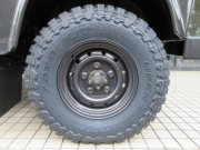 ランドローバー ディフェンダー 90 SOFTTOP 2.2Tdci 本革張替 ビルトイン10インチワイドAVモニター 4人乗り AT換装済  Nox/Pm適合 3ナンバー 新品同色ホイール＆タイヤ LEDヘッドライト LEDランプ ヘリテイジ白ロゴマッドフラップ スイングキャリア 背面タイヤ  全ステンレスボルト交換 並行輸入車 右ハンドル 記録簿付の中古車