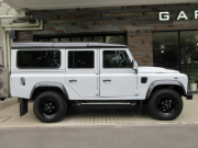 ランドローバー ディフェンダー 110SW 2.2Tdci ランドマークエディション 本革 純正ブラックAW 特別限定車 ブラックデザインパック 7人乗り MT車 Nox/Pm適合 3ナンバー ブレミアムレザーシート アルカンターラルーフライニング プレミアムカーペット クリアレンズ XSサイドランナー 前後マッドフラップ 背面タイヤ 並行輸入車 右ハンドル 記録簿付の中古車