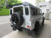 ランドローバー ディフェンダー 110SW 2.2Tdci ランドマークエディション 本革 純正ブラックAW 特別限定車 ブラックデザインパック 7人乗り MT車 Nox/Pm適合 3ナンバー ブレミアムレザーシート アルカンターラルーフライニング プレミアムカーペット クリアレンズ XSサイドランナー 前後マッドフラップ 背面タイヤ 並行輸入車 右ハンドル 記録簿付の中古車