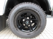 ランドローバー ディフェンダー 110SW 2.2Tdci ランドマークエディション 本革 純正ブラックAW 特別限定車 ブラックデザインパック 7人乗り MT車 Nox/Pm適合 3ナンバー ブレミアムレザーシート アルカンターラルーフライニング プレミアムカーペット クリアレンズ XSサイドランナー 前後マッドフラップ 背面タイヤ 並行輸入車 右ハンドル 記録簿付の中古車