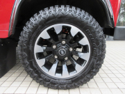 ランドローバー ディフェンダー 90SW 2.2Tdci XS 半革 Sawtooth18インチホイール 4人乗り AT換装済 Nox/Pm適合 3ナンバー 社外足廻り ブラックコントラスト LEDヘッドライト LEDランプ パックカメラ XSサイドランナー 前後マッドフラップ 背面タイヤ 並行輸入車 右ハンドル 記録簿付の中古車
