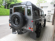 ランドローバー ディフェンダー 110SW 2.2Tdci XS 半革 Sawtoothブラックホイール 7人乗り AT換装済 Nox/Pm適合 3ナンバー ブラックパックペイント クリアレンズ 前後マッドフラップ XSサイドランナー 背面タイヤ 並行輸入車 右ハンドル 記録簿付の中古車