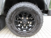 ランドローバー ディフェンダー 110SW 2.2Tdci XS 半革 Sawtoothブラックホイール 7人乗り AT換装済 Nox/Pm適合 3ナンバー ブラックパックペイント クリアレンズ 前後マッドフラップ XSサイドランナー 背面タイヤ 並行輸入車 右ハンドル 記録簿付の中古車