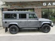 ランドローバー ディフェンダー 110SW 2.2Tdci XS 半革 Sawtoothブラックホイール 7人乗り AT換装済 Nox/Pm適合 3ナンバー ブラックパックペイント クリアレンズ 前後マッドフラップ XSサイドランナー 背面タイヤ 並行輸入車 右ハンドル 記録簿付の中古車