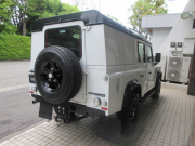 ランドローバー ディフェンダー 110UW 2.2Tdci XS 半革 デュアルフィニッシュAW 5人乗り Nox/Pm適合 3ナンバー カロッツェリア社製フローティングAVモニター ブラックパックペイント LEDヘッドライト クリアLEDレンズ XSサイドランナー 背面タイヤ 前法人オーナー車 並行輸入車 右ハンドル 記録簿付の中古車