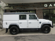 ランドローバー ディフェンダー 110UW 2.2Tdci XS 半革 デュアルフィニッシュAW 5人乗り Nox/Pm適合 3ナンバー カロッツェリア社製フローティングAVモニター ブラックパックペイント LEDヘッドライト クリアLEDレンズ XSサイドランナー 背面タイヤ 前法人オーナー車 並行輸入車 右ハンドル 記録簿付の中古車