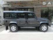 ランドローバー ディフェンダー 110SW 2.2Tdci XS 半革 純正Boostホイール 7人乗り AT換装済 Nox/Pm適合 3ナンバー アルカンターラルーフライニング クリアレンズ 前後マッドフラップ XSサイドランナー 背面タイヤ 並行輸入車 右ハンドル 記録簿付の中古車