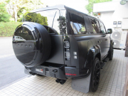 ランドローバー ディフェンダー 110 5.0V8SC 本革 パノラマSR 純正ナビ TV 22AW P525 URBAN AUTOMOTIVE 11.4モニター MILLTEKマフラー VISIT XPELステルスプロテクションフィルム サイドステップ LEDフォグ オーバーフェンダー エクステンテドレザーアップグレード 法人ワンオーナー 正規ディーラー車  右ハンドル 記録簿付の中古車