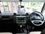 ランドローバー ディフェンダー 90SW 2.2Tdci Heritageエディション 専用シート 同色スチールホイール 4人乗り 特別限定車 後期最終モデル Nox/Pm適合 3ナンバー ホワイトルーフ フォールディングサイドステップ  前後マッドフラップ 背面タイヤ 前法人オーナー 並行輸入車 右ハンドル 記録簿付の中古車