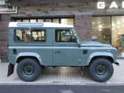 ランドローバー ディフェンダー 90SW 2.2Tdci  本革張替 ヘリテイジカスタム 新品スチールホイール 新品MTタイヤ 4人乗り AT換装済 Nox/Pm適合 3ナンバー プレミアムカーペット全面施工 アルカンターラルーフライニング ウッドステアリング ホワイトルーフ クリアレンズ ヘリテイジグリル  前後マッドフラップ 背面タイヤ 並行輸入車 右ハンドル 記録簿付の中古車
