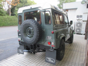 ランドローバー ディフェンダー 90SW 2.2Tdci  本革張替 ヘリテイジカスタム 新品スチールホイール 新品MTタイヤ 4人乗り AT換装済 Nox/Pm適合 3ナンバー プレミアムカーペット全面施工 アルカンターラルーフライニング ウッドステアリング ホワイトルーフ クリアレンズ ヘリテイジグリル  前後マッドフラップ 背面タイヤ 並行輸入車 右ハンドル 記録簿付の中古車