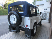 ランドローバー ディフェンダー 90SOFTTOP 本革張替 新品同色Wolf Styleホイール＆MTタイヤ 4人乗り Nox/Pm適合 3ナンバー Mohair幌 ヘリテイジグリル＆インテークカバー アルミ製ドアアウターハンドル ヘリテイジ白ロゴマッドフラップ フォールディングサイドステップ 背面タイヤ 並行輸入車 右ハンドル 記録簿付の中古車