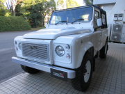 ランドローバー ディフェンダー 90SOFTTOP 本革張替 新品同色Wolf Styleホイール＆MTタイヤ 4人乗り Nox/Pm適合 3ナンバー Mohair幌 ヘリテイジグリル＆インテークカバー アルミ製ドアアウターハンドル ヘリテイジ白ロゴマッドフラップ フォールディングサイドステップ 背面タイヤ 並行輸入車 右ハンドル 記録簿付の中古車