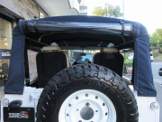ランドローバー ディフェンダー 90SOFTTOP 本革張替 新品同色Wolf Styleホイール＆MTタイヤ 4人乗り Nox/Pm適合 3ナンバー Mohair幌 ヘリテイジグリル＆インテークカバー アルミ製ドアアウターハンドル ヘリテイジ白ロゴマッドフラップ フォールディングサイドステップ 背面タイヤ 並行輸入車 右ハンドル 記録簿付の中古車