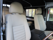 ランドローバー ディフェンダー 90SOFTTOP 本革張替 新品同色Wolf Styleホイール＆MTタイヤ 4人乗り Nox/Pm適合 3ナンバー Mohair幌 ヘリテイジグリル＆インテークカバー アルミ製ドアアウターハンドル ヘリテイジ白ロゴマッドフラップ フォールディングサイドステップ 背面タイヤ 並行輸入車 右ハンドル 記録簿付の中古車