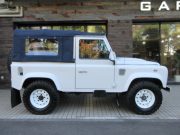 ランドローバー ディフェンダー 90SOFTTOP 本革張替 新品同色Wolf Styleホイール＆MTタイヤ 4人乗り Nox/Pm適合 3ナンバー Mohair幌 ヘリテイジグリル＆インテークカバー アルミ製ドアアウターハンドル ヘリテイジ白ロゴマッドフラップ フォールディングサイドステップ 背面タイヤ 並行輸入車 右ハンドル 記録簿付の中古車
