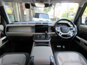ランドローバー ディフェンダー 110 D300 MHEV X-Dynamic SE 本革 パノラマSR 純正ナビ 純正20AW  7人乗り ブラックパック 11.4モニター PIVI PRO メリディアン ファミリーパックプラス ドライバーアシストパック オフロードパック エアサス マトリックスLED HUD ACC  3Dサラウンドカメラ  ウエイドセンシング  正規ディーラー車 右ハンドル 記録簿付の中古車