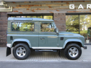 ランドローバー ディフェンダー 90SW 2.2Tdci XS 半革 稀少SR 純正AW 4人乗り Nox/Pm適合 クリアレンズ フルカーペット施工 リアNASステップ 前後マッドフラップ XSサイドランナー 背面タイヤ 2オーナー車 並行輸入車 右ハンドル 記録簿付の中古車