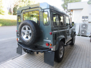 ランドローバー ディフェンダー 90SW 2.2Tdci XS 半革 稀少SR 純正AW 4人乗り Nox/Pm適合 クリアレンズ フルカーペット施工 リアNASステップ 前後マッドフラップ XSサイドランナー 背面タイヤ 2オーナー車 並行輸入車 右ハンドル 記録簿付の中古車