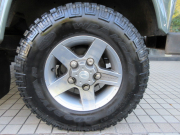 ランドローバー ディフェンダー 90SW 2.2Tdci XS 半革 稀少SR 純正AW 4人乗り Nox/Pm適合 クリアレンズ フルカーペット施工 リアNASステップ 前後マッドフラップ XSサイドランナー 背面タイヤ 2オーナー車 並行輸入車 右ハンドル 記録簿付の中古車