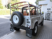 ランドローバー ディフェンダー 90SW 4.0V8 50th Anniversary SoftTopカスタムモデル 内装張替 フローティングAVモニター 同色スチールホイール MTタイヤ 特別限定車 AT車 6人乗り Dutyフレーム Canvas幌 ヘリテイジ白ロゴマッドフラップ モトリタステアリング デジタルミラー 屋内ガレージ保管車両 正規ディーラー車 右ハンドル 記録簿付の中古車