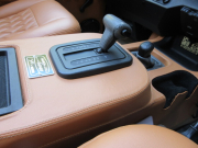 ランドローバー ディフェンダー 90SW 4.0V8 50th Anniversary SoftTopカスタムモデル 内装張替 フローティングAVモニター 同色スチールホイール MTタイヤ 特別限定車 AT車 6人乗り Dutyフレーム Canvas幌 ヘリテイジ白ロゴマッドフラップ モトリタステアリング デジタルミラー 屋内ガレージ保管車両 正規ディーラー車 右ハンドル 記録簿付の中古車