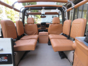 ランドローバー ディフェンダー 90SW 4.0V8 50th Anniversary SoftTopカスタムモデル 内装張替 フローティングAVモニター 同色スチールホイール MTタイヤ 特別限定車 AT車 6人乗り Dutyフレーム Canvas幌 ヘリテイジ白ロゴマッドフラップ モトリタステアリング デジタルミラー 屋内ガレージ保管車両 正規ディーラー車 右ハンドル 記録簿付の中古車
