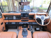 ランドローバー ディフェンダー 90SW 4.0V8 50th Anniversary SoftTopカスタムモデル 内装張替 フローティングAVモニター 同色スチールホイール MTタイヤ 特別限定車 AT車 6人乗り Dutyフレーム Canvas幌 ヘリテイジ白ロゴマッドフラップ モトリタステアリング デジタルミラー 屋内ガレージ保管車両 正規ディーラー車 右ハンドル 記録簿付の中古車
