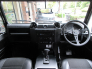 ランドローバー ディフェンダー 110SW 2.2Tdci XS 半革 新品モデューラーホイール＆A/Tタイヤ 7人乗り 後期最終PUMAモデル  AT換装済 Nox/Pm適合 3ナンバー 新品LEDヘッドライト＆レンズKIT フルカーペット施工 アルカンターラルーフライナー 新品ナルディステア 前後マッドフラップ XSサイドランナー 背面タイヤ 並行輸入車 右ハンドル 記録簿付の中古車