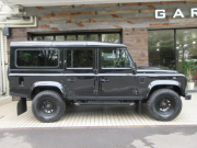 ランドローバー ディフェンダー 110SW 2.2Tdci XS 半革 新品モデューラーホイール＆A/Tタイヤ 7人乗り 後期最終PUMAモデル  AT換装済 Nox/Pm適合 3ナンバー 新品LEDヘッドライト＆レンズKIT フルカーペット施工 アルカンターラルーフライナー 新品ナルディステア 前後マッドフラップ XSサイドランナー 背面タイヤ 並行輸入車 右ハンドル 記録簿付の中古車