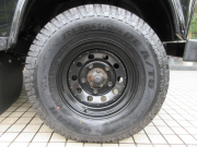 ランドローバー ディフェンダー 110SW 2.2Tdci XS 半革 新品モデューラーホイール＆A/Tタイヤ 7人乗り 後期最終PUMAモデル  AT換装済 Nox/Pm適合 3ナンバー 新品LEDヘッドライト＆レンズKIT フルカーペット施工 アルカンターラルーフライナー 新品ナルディステア 前後マッドフラップ XSサイドランナー 背面タイヤ 並行輸入車 右ハンドル 記録簿付の中古車